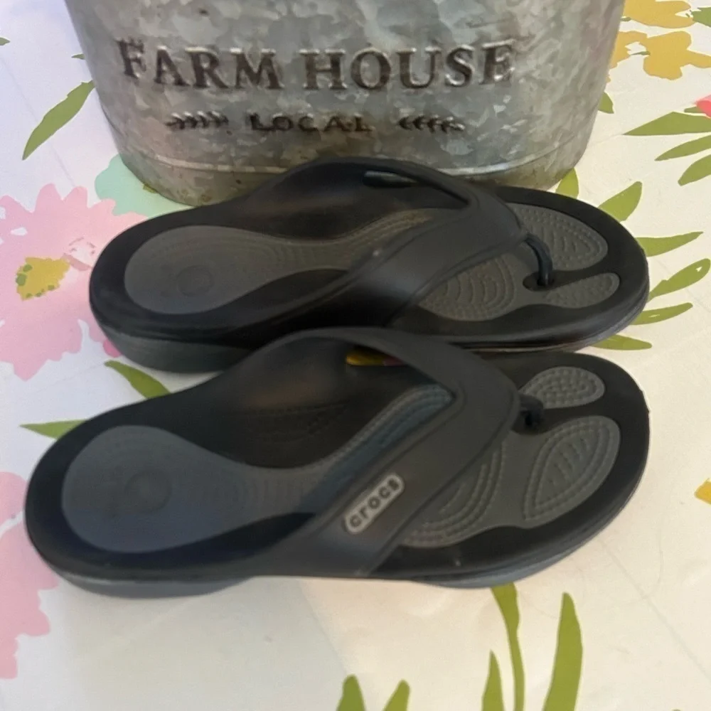 Unisex crocs size M-8 W-10 black and grey sandals